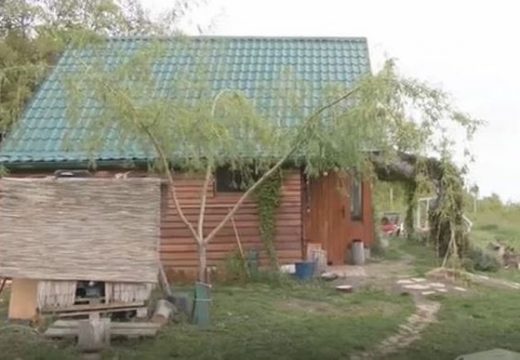 Par iz Beograda živi na planini, u kući od blata i slame koja sama plaća račune