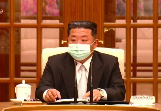 Kim Džong Un prvi put viđen sa zaštitnom maskom