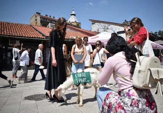 Djevojka prošetala jare glavnim šetalištima Tuzle, Mostara i Sarajeva