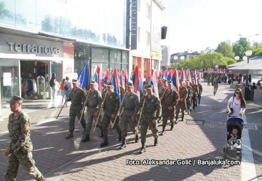 Defile povodom Dana Vojske RS (Foto/Video)