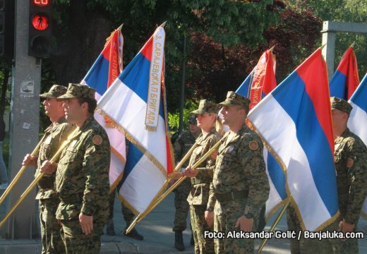 Defile povodom Dana Vojske RS (Foto/Video)