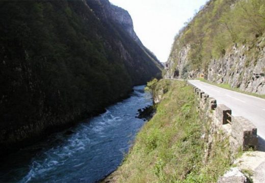 S jedne strane Vrbas, s druge stene: Kamenje se obrušava, vozači manevrišu, a zaštitne mreže rijetke