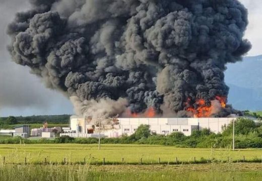 Bihać: Ogroman požar zahvatio fabriku za proizvodnju stiropora
