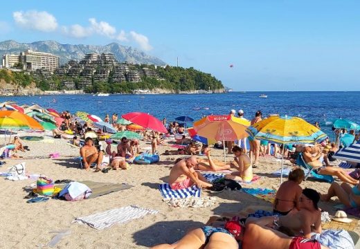 Fotka s plaže koja je razbjesnila i Crnogorce i srpske turiste