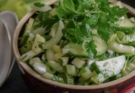 Iskusne domaćice imaju jednostavan trik za najukusniju krastavac salatu