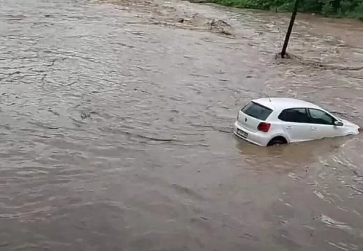 Poplave u Tešnju zatvorile puteve i blokirale centar grada