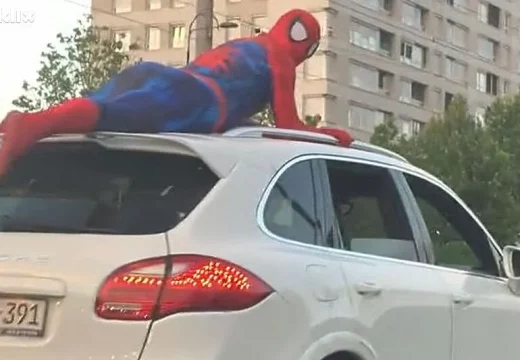 Osoba obučena u kostim Spajdermena vozila se na krovu terenca (VIDEO)