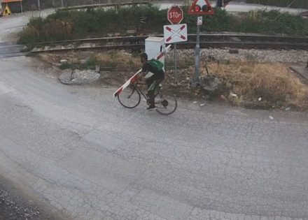 Biciklista polomio rampu na prelazu “Vrbanja” u Banjaluci (Video)