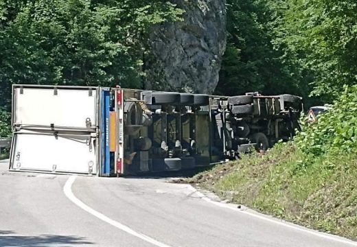 Prevrnuo se kamion, vozač poginuo