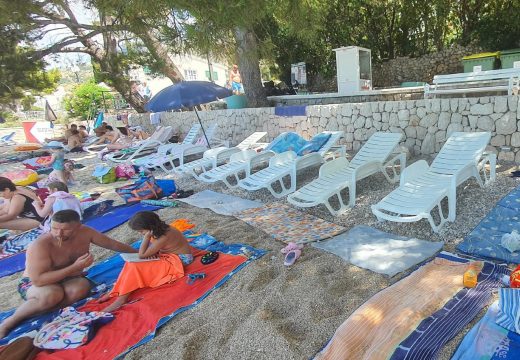 Nakon suncobrana, peškira, ležaljki, srpski turisti imaju novi način da čuvaju mjesto