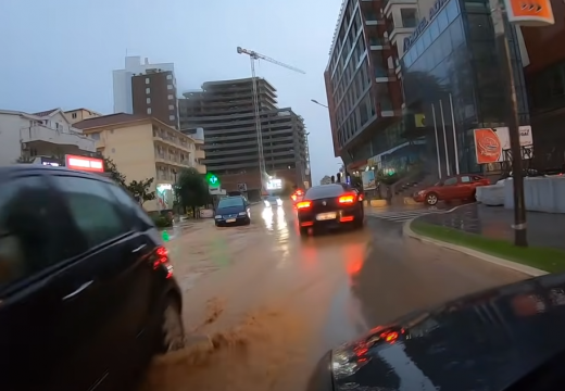 Poplave u Crnoj Gori: Kompletna Budva pod vodom, vozila prolaze kroz bare na ulicama