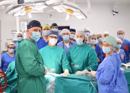 Svjetski grudni hirurg izveo četiri operacije sa timom UKC-a