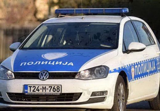 Pijani Dobojlija se svađao pa kapijom oštetio policijski automobil