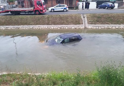 Bijeljina: Automobil sletio u Dašnicu