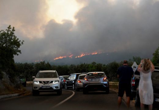 Požari u Dalmaciji: Gore i kuće, ljude evakuišu brodovima