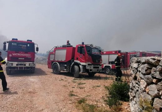Buknuo novi požar u Dalmaciji, vatrogasci na terenu