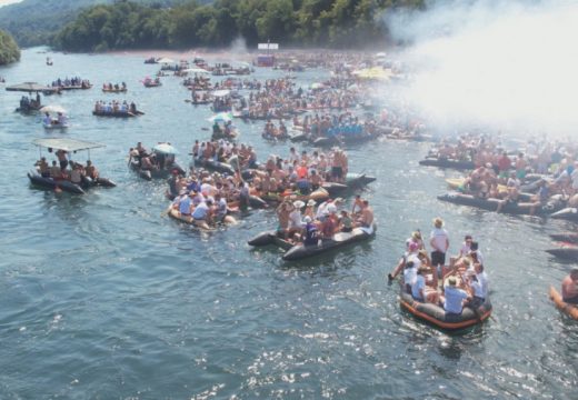 Na Drni preko 2.000 čamaca i 20.000 ljudi, oboreni svi rekordi posećenosti