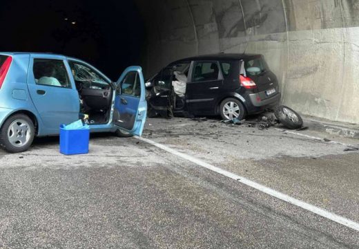 Saobraćajna nesreća kod Ustiprače: Automobili uništeni, ima povrijeđenih, saobraćaj obustavljen