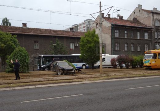 Nesreća u Sarajevu: Auto završio na šinama, tramvaji ne voze