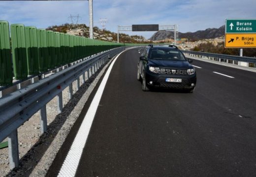 Crnogorac autoputem vozio kauč na krovu auta pa odspavao na njemu