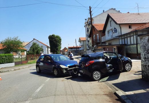 Automobil nakon sudara završio u dvorištu