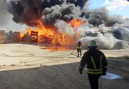 Lokalizovan veliki požar u fabrici impregniranog drveta u Bijeljini