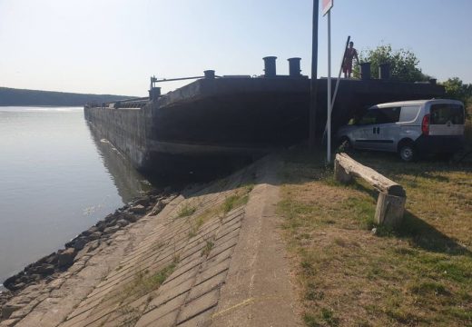 Brod se nasukao i udario u kafanu, sumnjaju da je kapetan zaspao