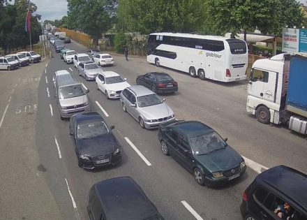 Duge kolone vozila na prelazima Gradiška i Gradina