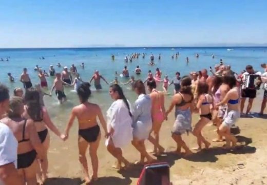 Užičko kolo na plaži u Turskoj (Video)