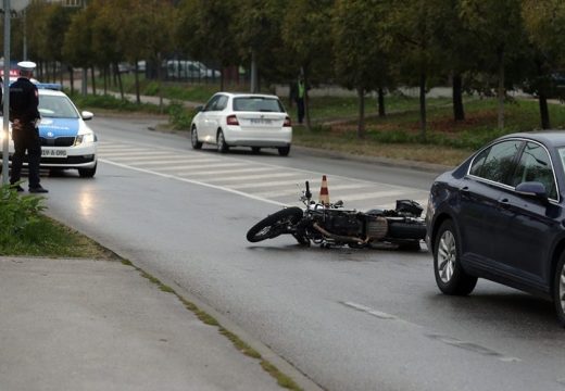 Sudar motora i automobila, tinejdžer zbog povreda zadržan u bolnici