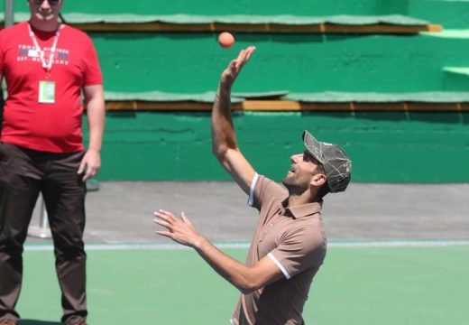 Mališani oduševljeni, Đoković igrao tenis bez reketa (FOTO)