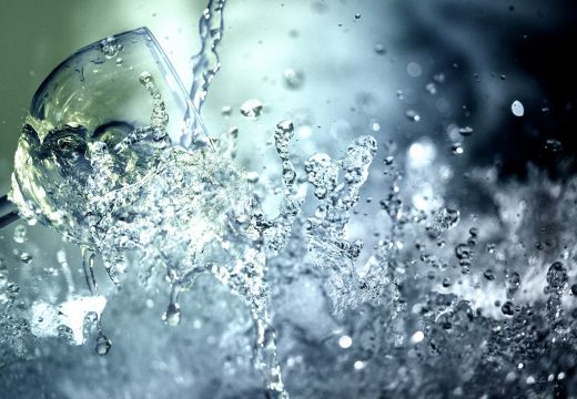 Da li ste znali zašto se prosipa voda za nekim?