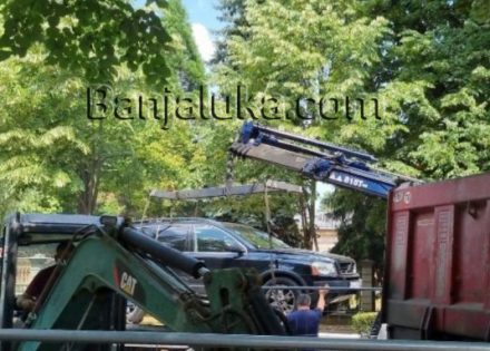 Burno na protestu u Aleji: Pauk odnio automobil poslanika Vukanovića, stigao i Stanivuković (Foto)