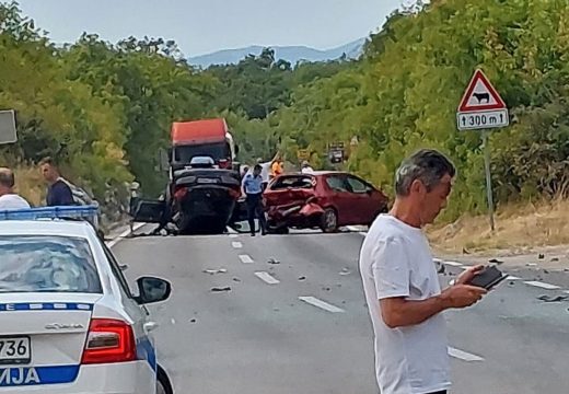 Nezgoda kod Trebinja, četvoro povrijeđeno, vozilo završilo na krovu