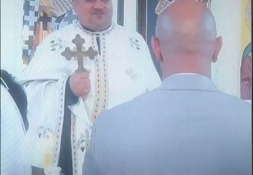 Sveštenik iz Srbije postao hit na društvenim mrežama zbog komentara upućenog mladoženji (Video)