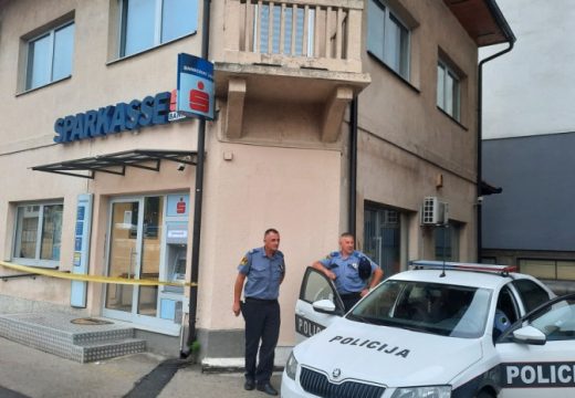 Lopov pokušao provaliti u banku kroz prozor: Policija ga uhvatila na djelu