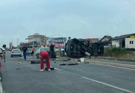 Automobil se prevrnuo, jedna osoba povrijeđena