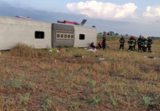 Jedna osoba preminula, 22 prevezene u bolnicu nakon prevrtanja autobusa