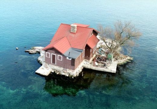 Najmanje naseljeno ostrvo na svijetu: Na njega stane samo jedna kuća i drvo