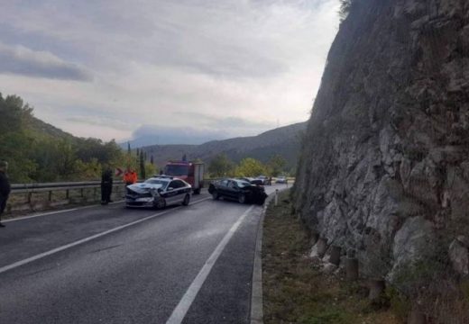 Automobil udario u brdo, a nakon dolaska policije na patrolno vozilo naletio BMW