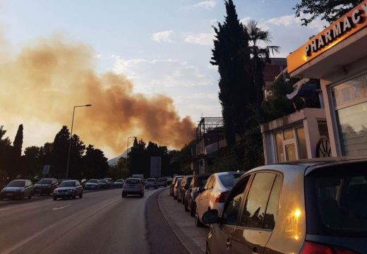 Veliki požar izbio kod Bara, u prekidu i drumski i željeznički saobraćaj (FOTO/VIDEO)