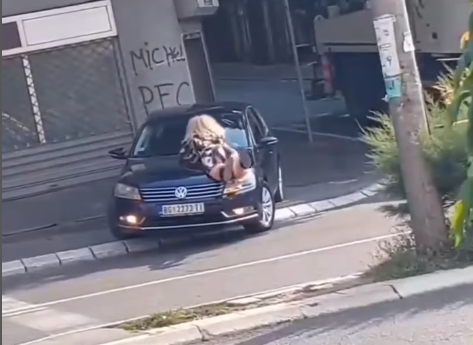 Hit scene, žena se popela na haubu automobila u pokretu (VIDEO)