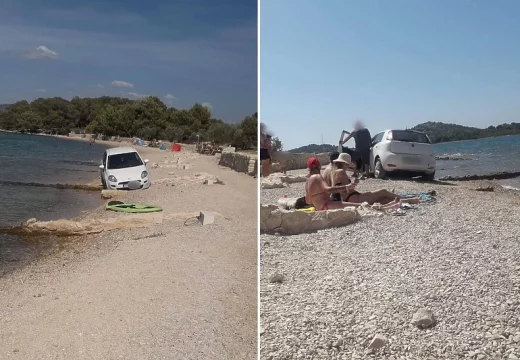 Prvi red do mora: Turista u Hrvatskoj parkirao automobil skoro u plićaku