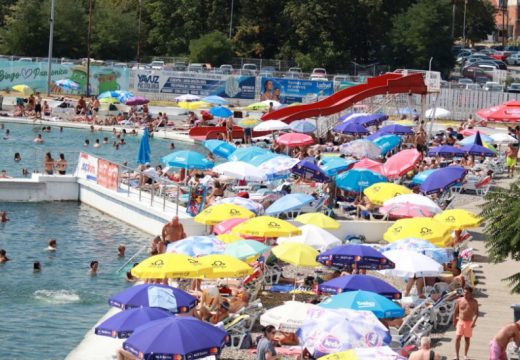 Panonska jezera puna i radnim danima: Plaža vrvi od posjetilaca