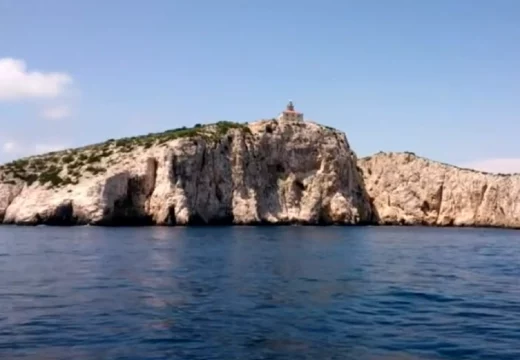 Troje turista nestalo na Jadranu kod ostrva na kojem se nalazi samo svjetionik