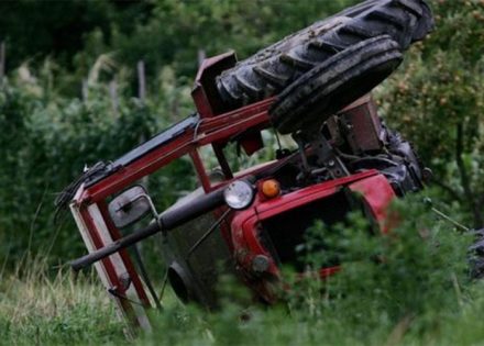 Poginuo vozač prilikom prevrtanja traktora