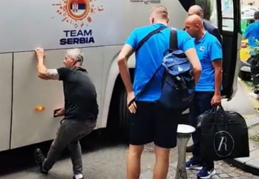 Košarkaši Srbije u pokvarenom autobusu: Šofer nogom otvara gepek