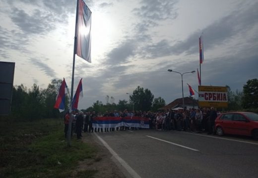 Kod Pavlovića mosta vezivanje zastava Srpske i Srbije (Foto)