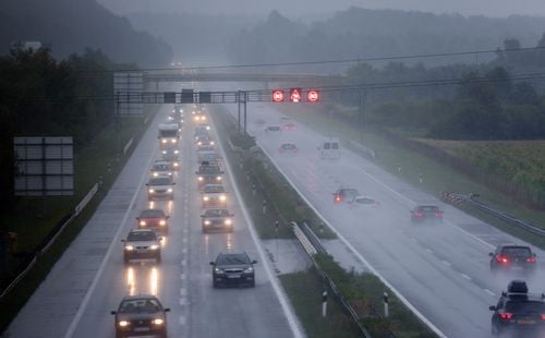 Zbog nepovoljnih vremenskih uslova, mokrih i klizavih kolovoza, saobraćaj se odvija usporeno ili otežano