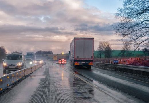 Kolovoz je mokar i klizav, prilagodite vožnju uslovima na putu